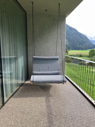 OLM Zimmer Außenbereich kleine Terrasse mit Hängeschaukel sichtbar