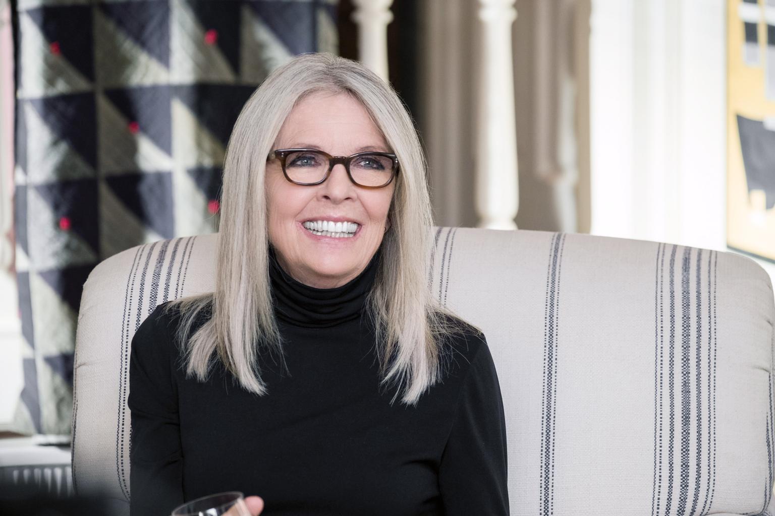 Diane Keaton in einem Interviewgespräch, sie strahlt mit ihrem Lächeln