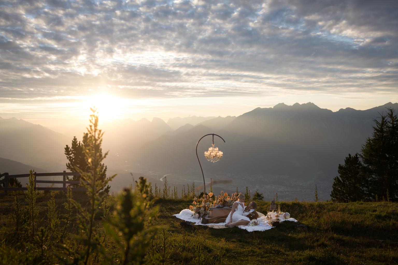 Brautpaar bei Sonnenuntergang auf einer Alm