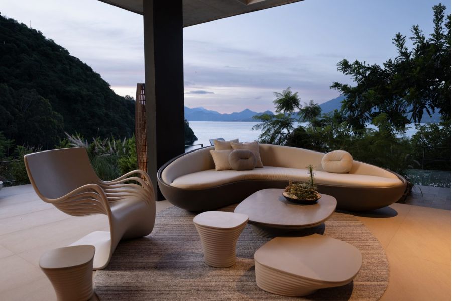 The Pipo Chair by Piegatto: A monolithic sculpture of 29 curved layers, representing the peak of organic furniture design and Guatemalan craftsmanship. | Photo: Javier Asturias