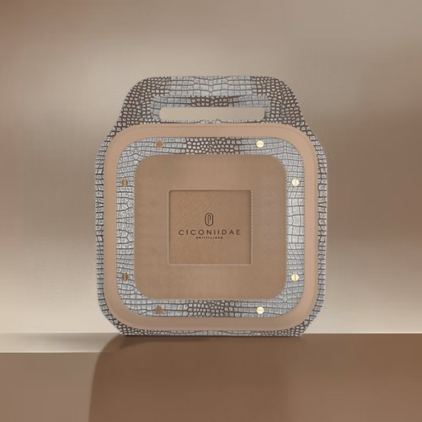 The Abdimii Lizard by CICONIIDAE — Swiss-made, hand-stitched, and shaped to carry more than what you put inside it. 