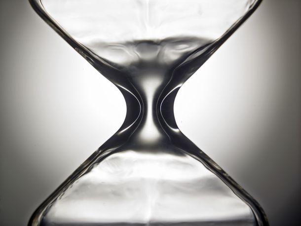 An abstract hourglass becomes a visual metaphor for the US luxury market in 2026, where wealth concentration, declining consumer confidence and a shrinking aspirational base are reshaping demand. | Photo: magnific.com