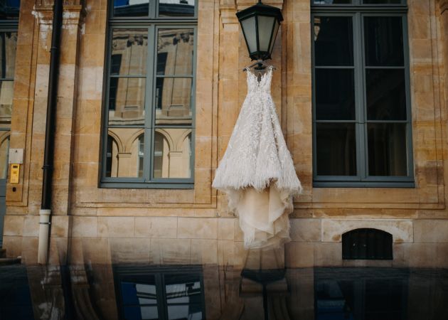 The couture dress, placed outside its traditional setting, reflects a shift in the luxury market, where value emerges from the relationship between object, context and meaning.