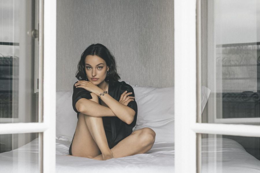 Die Essenz Pariser Eleganz: Yana Nespers Perlenschmuck, fotografiert in einem klassischen Apartment im 16. Arrondissement, steht für die mühelose Schönheit, die Frauen im Alltag tragen. Der wandelbare Perlenschmuck, bekannt aus "Emily in Paris", befreit die Perle aus ihrer Reserviertheit und macht sie zum vielseitigen Alltagsbegleiter. I Photo: Silvia Markeviciute