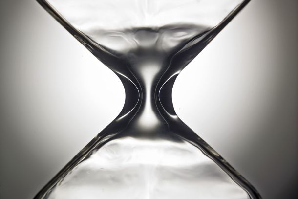 An abstract hourglass becomes a visual metaphor for the US luxury market in 2026, where wealth concentration, declining consumer confidence and a shrinking aspirational base are reshaping demand. | Photo: magnific.com