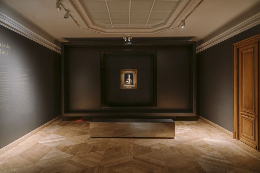 Leonardos Meisterwerk ‚Dame mit dem Hermelin‘ in einer stillen, dunkel gehaltenen Ausstellungsnische im Czartoryski-Museum in Krakau, präsentiert für eine entschleunigte Kunstbetrachtung.