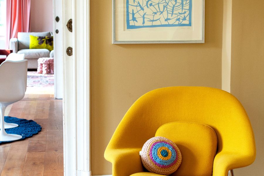 Eine perspektivische Ansicht zahlreicher handgefertigter Lumikello-Designobjekte, die in ihrer Gesamtheit die Vielfalt der Texturen, die handwerkliche Fertigung und das Spiel mit Licht und Schatten auf der gehäkelten Oberfläche zeigen.