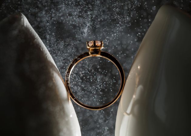 A ring between two shoes. Jewellery does not go out of season. It does not require a new collection to justify its existence. That is its structural advantage in 2026. | Photo: freepik.com