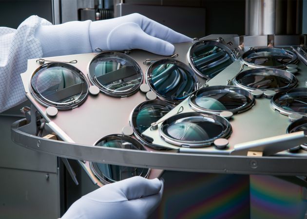 Lens surface treatment in production at Silhouette, Linz, Austria. © 09_2024_Maybac