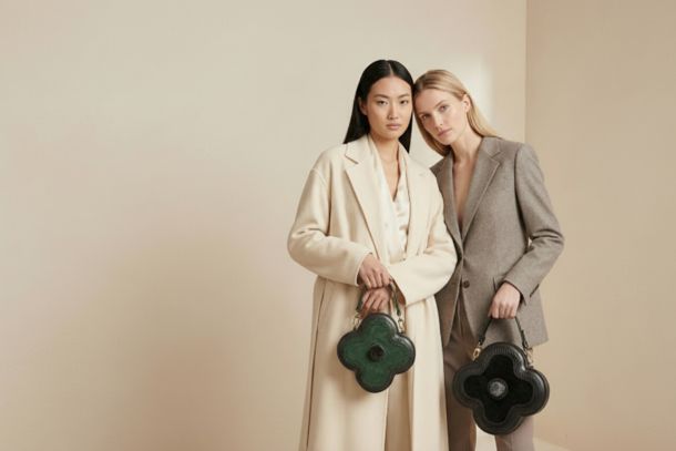 In Japanese iconography, the Oriental Stork stands for dignity and longevity. Tanja Storchli dedicated a handbag to it — and every Boyciana is made only once, because every wearer composes it herself.