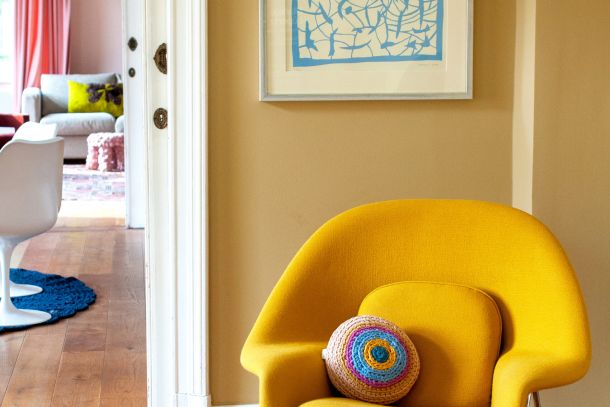 Eine perspektivische Ansicht zahlreicher handgefertigter Lumikello-Designobjekte, die in ihrer Gesamtheit die Vielfalt der Texturen, die handwerkliche Fertigung und das Spiel mit Licht und Schatten auf der gehäkelten Oberfläche zeigen.