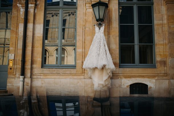The couture dress, placed outside its traditional setting, reflects a shift in the luxury market, where value emerges from the relationship between object, context and meaning.