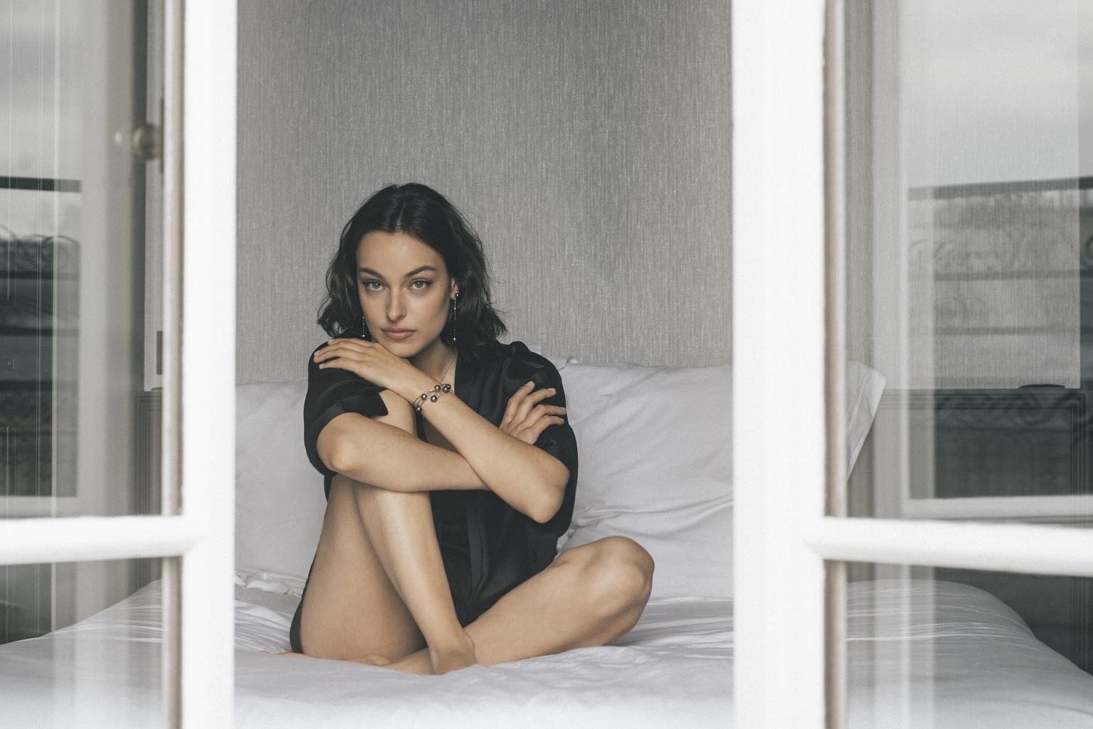 Die Essenz Pariser Eleganz: Yana Nespers Perlenschmuck, fotografiert in einem klassischen Apartment im 16. Arrondissement, steht für die mühelose Schönheit, die Frauen im Alltag tragen. Der wandelbare Perlenschmuck, bekannt aus "Emily in Paris", befreit die Perle aus ihrer Reserviertheit und macht sie zum vielseitigen Alltagsbegleiter. I Photo: Silvia Markeviciute