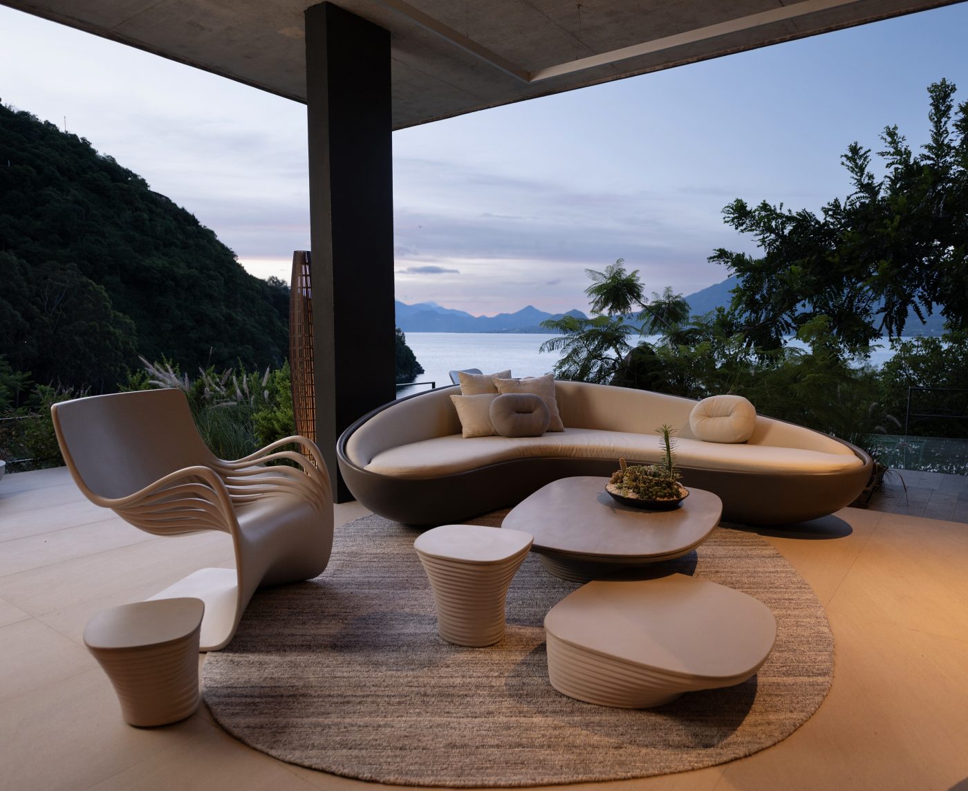 The Pipo Chair by Piegatto: A monolithic sculpture of 29 curved layers, representing the peak of organic furniture design and Guatemalan craftsmanship. | Photo: Javier Asturias