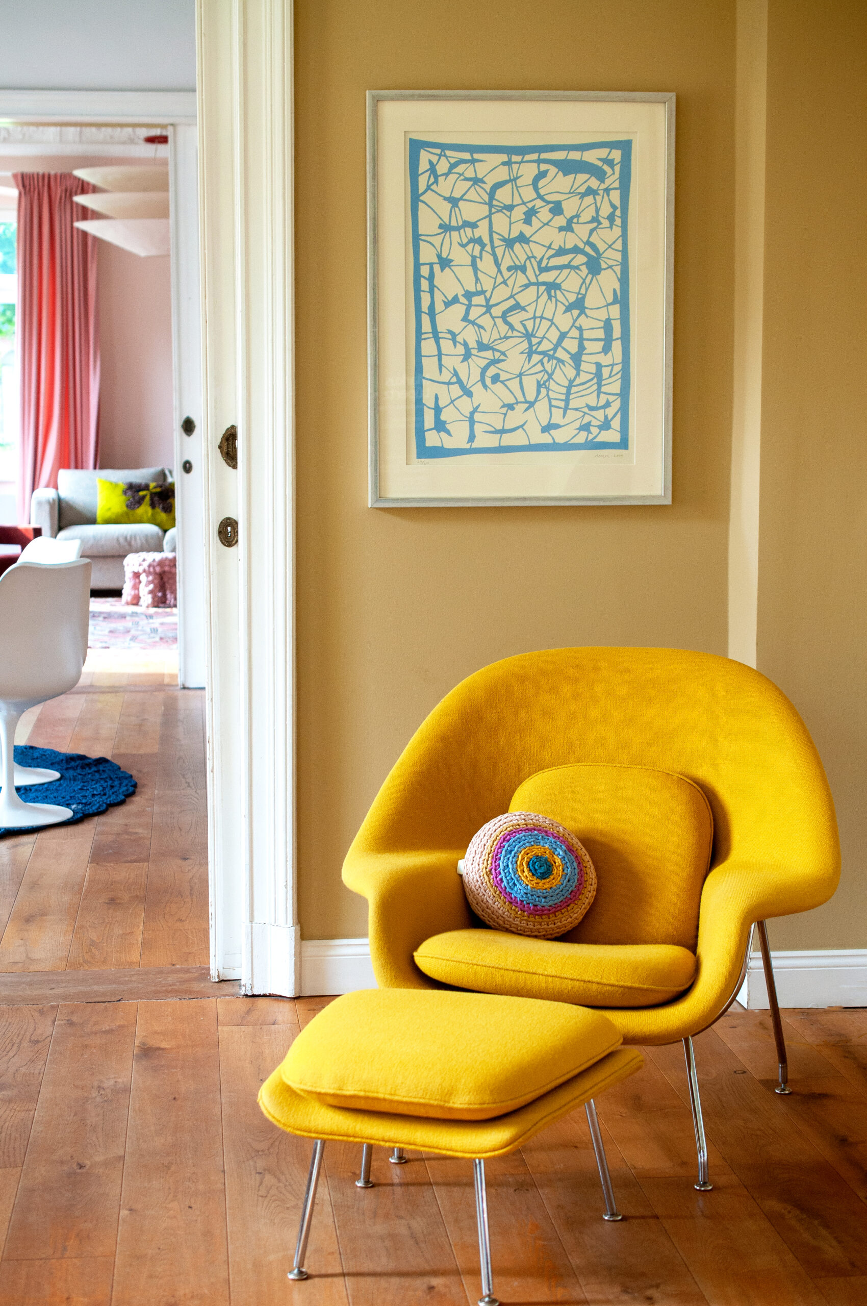 Eine perspektivische Ansicht zahlreicher handgefertigter Lumikello-Designobjekte, die in ihrer Gesamtheit die Vielfalt der Texturen, die handwerkliche Fertigung und das Spiel mit Licht und Schatten auf der gehäkelten Oberfläche zeigen.