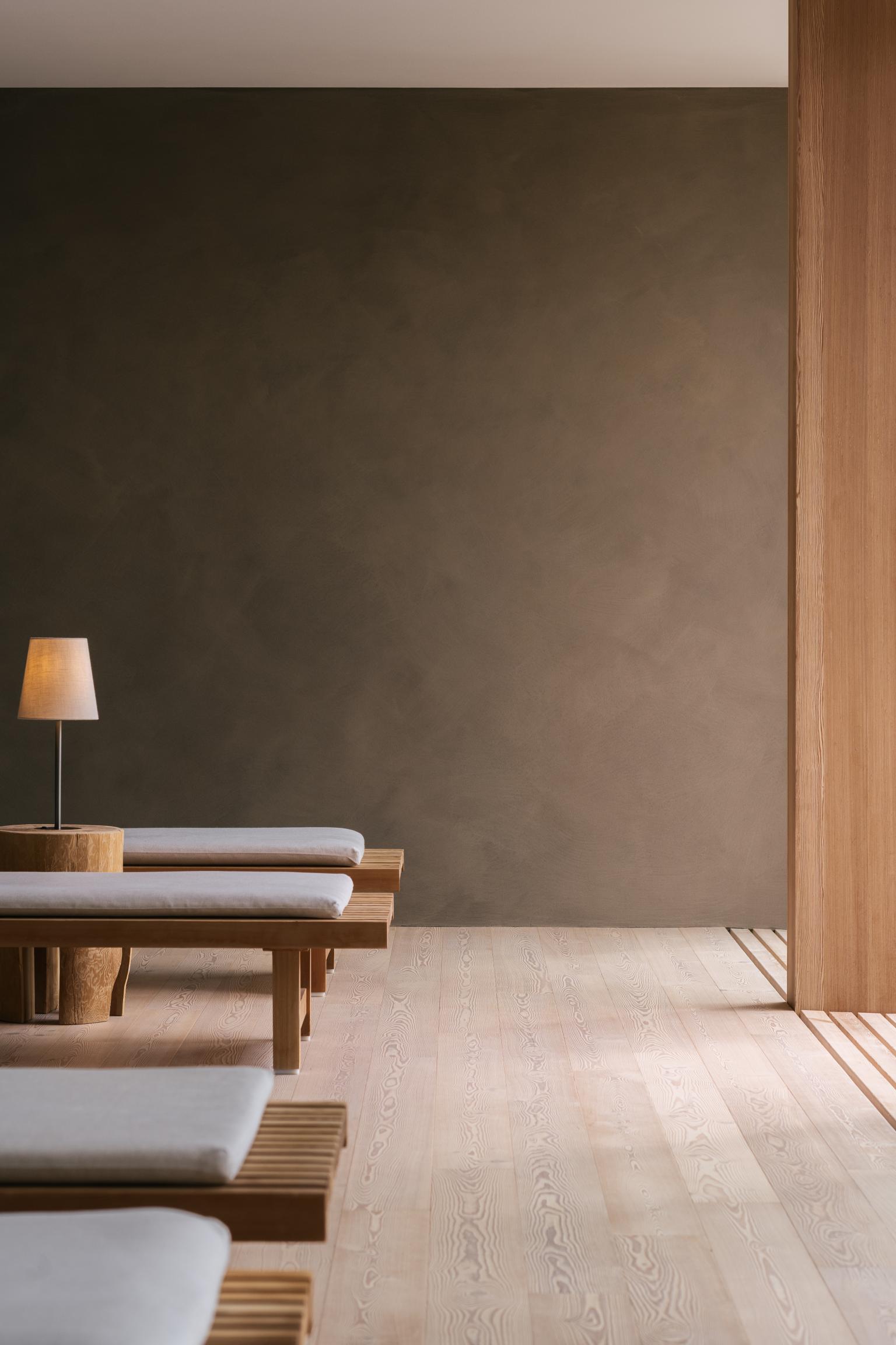 Warme Holzelemente und sanftes Licht in einem Ruheraum des vigilius mountain resort, der Geborgenheit und echtes Ankommen ausstrahlt.| Photo: Tobias Kaser