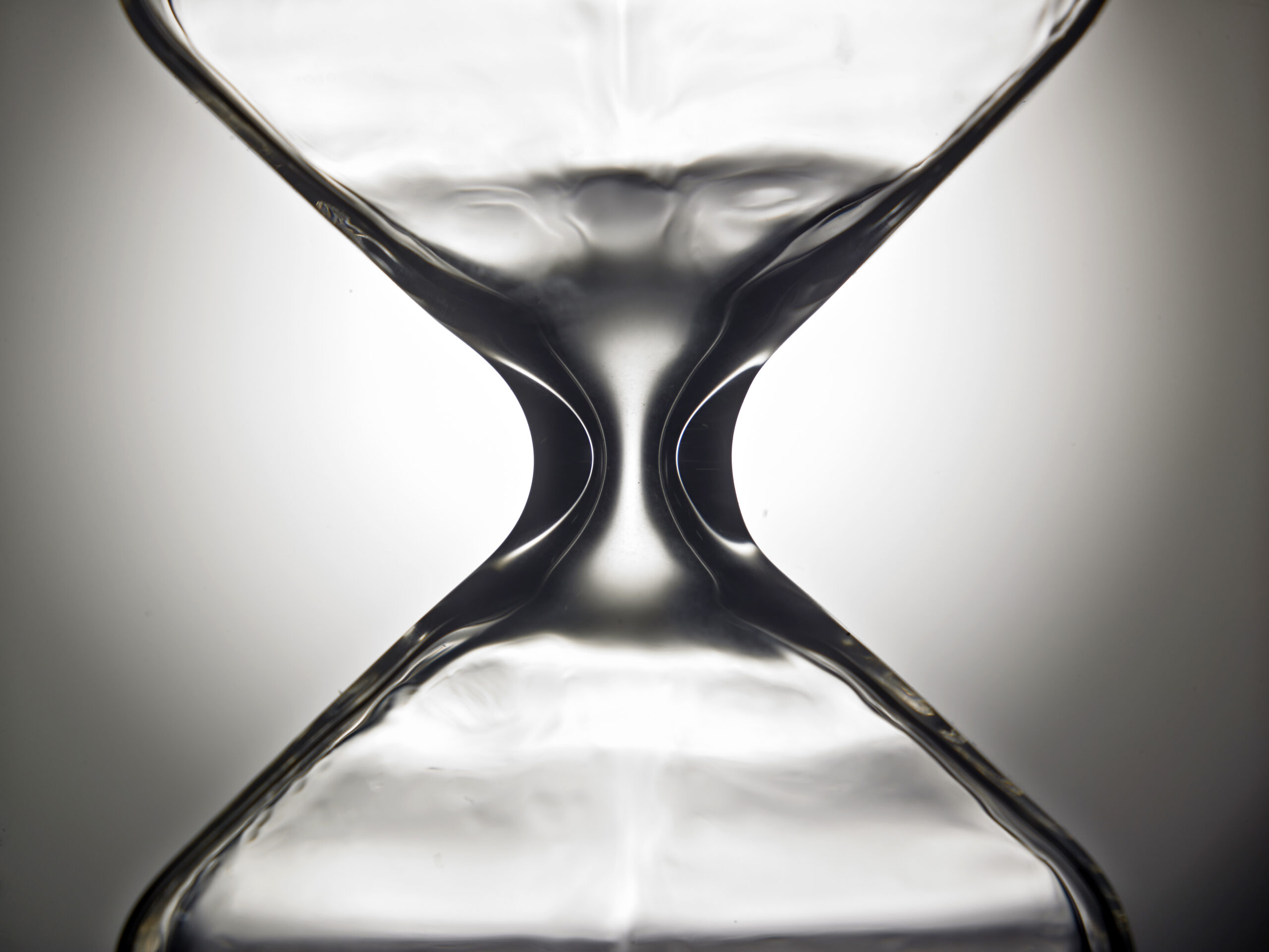 An abstract hourglass becomes a visual metaphor for the US luxury market in 2026, where wealth concentration, declining consumer confidence and a shrinking aspirational base are reshaping demand. | Photo: magnific.com