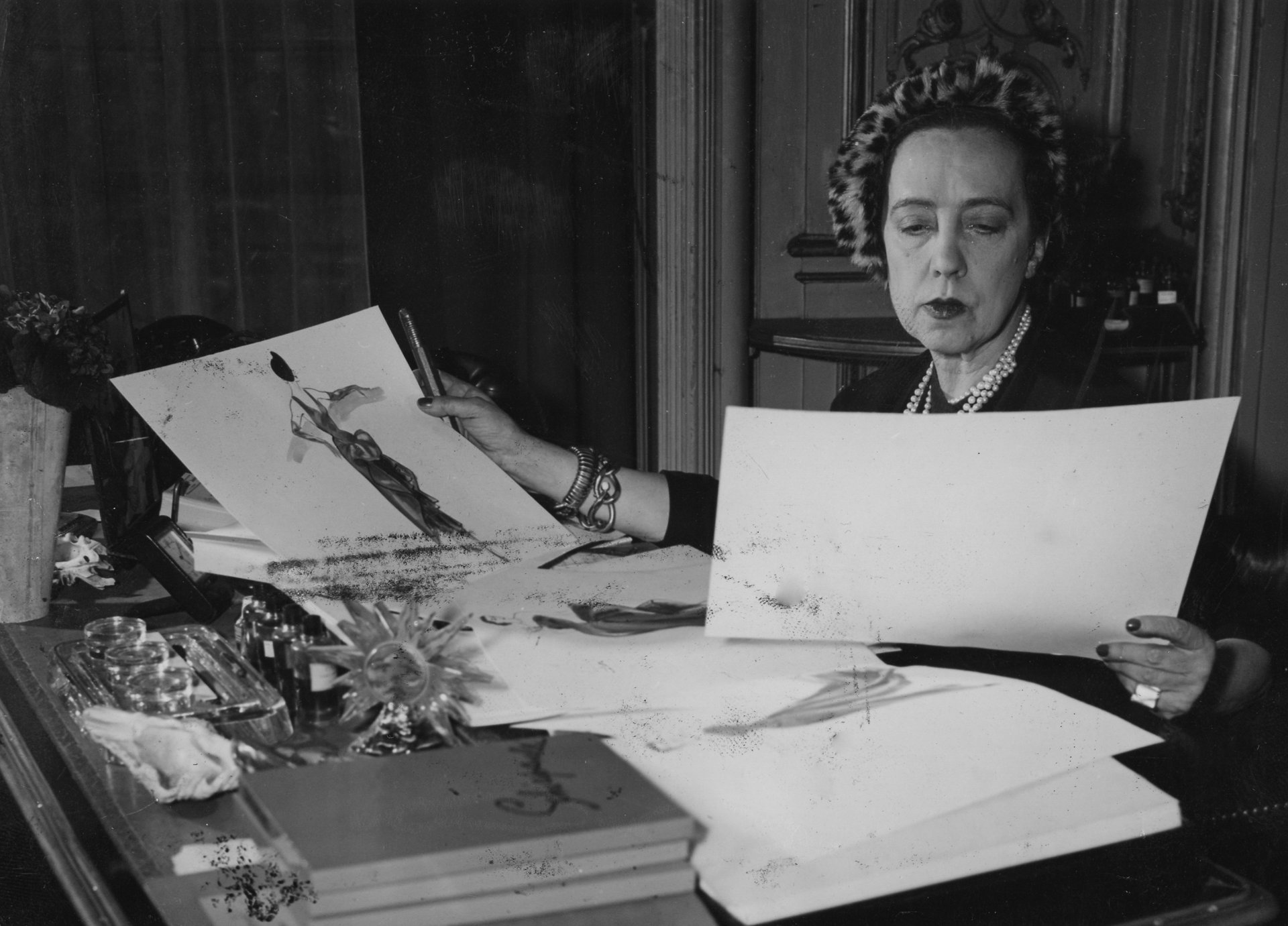 Elsa Schiaparelli reviewing her own designs. PARIS / / FRA Credit: APA-Images / AP