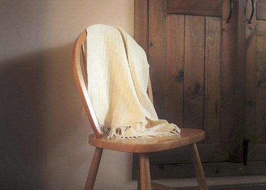A handwoven throw in milk fibre and merino wool, the material at the centre of this story. Inés Rodriguez Rodriguez in Galicia spins casein from regional milk into a biodegradable fibre; Jessica Tartaglia in Bisaccia weaves natural yarn on a counter-march loom. Both were honoured at the European Textile and Craft Award 2026. Photo: Courtesy of Inés Rodriguez Rodriguez