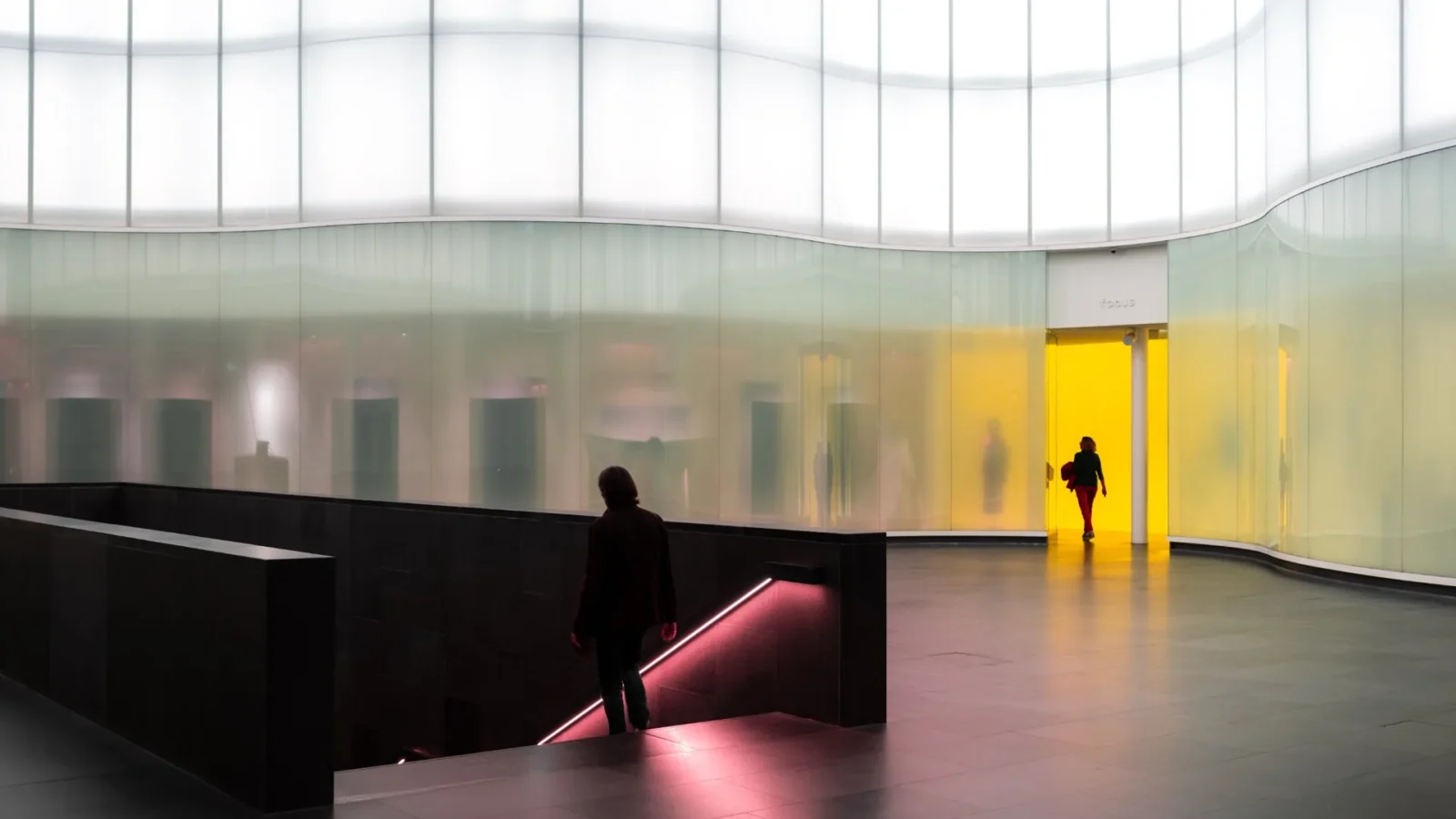 Visitors in a museum. The new AI fortunes in the United States are reshaping who pays for art and craft. Photo: lucabravo / Magnific