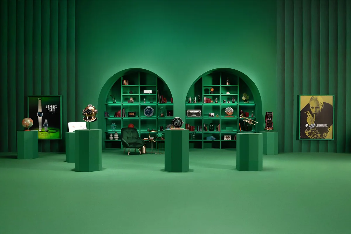 A green room with arched shelves, an armchair and display plinths in the virtual villa of The Watch Keepers, Audemars Piguet's certified pre-owned platform.