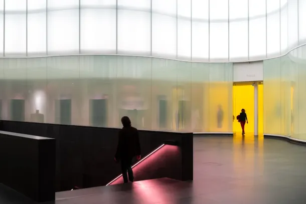 Visitors in a museum. The new AI fortunes in the United States are reshaping who pays for art and craft. Photo: lucabravo / Magnific