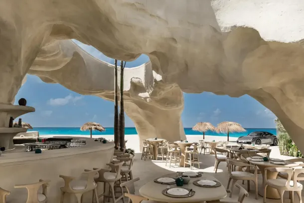 Escā Playa on Egypt's Mediterranean coast, shaped by Cairo architect Mohamed Badie. Mineral coatings and coral structures let the room read as a continuation of the shore. Photo © Nour El Refai.