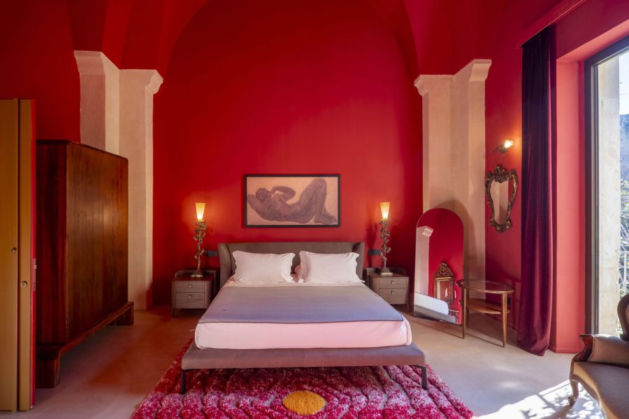 Suite Peplum at the Fiermonte Museum, Lecce. One of four overnight suites dedicated to the biography of Antonia Fiermonte and sculptors René Letourneur and Jacques Zwobada. Part of the La Fiermontina Family Collection. | Photo: Bruno Barillari · © La Fiermontina