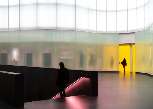 Visitors in a museum. The new AI fortunes in the United States are reshaping who pays for art and craft. Photo: lucabravo / Magnific