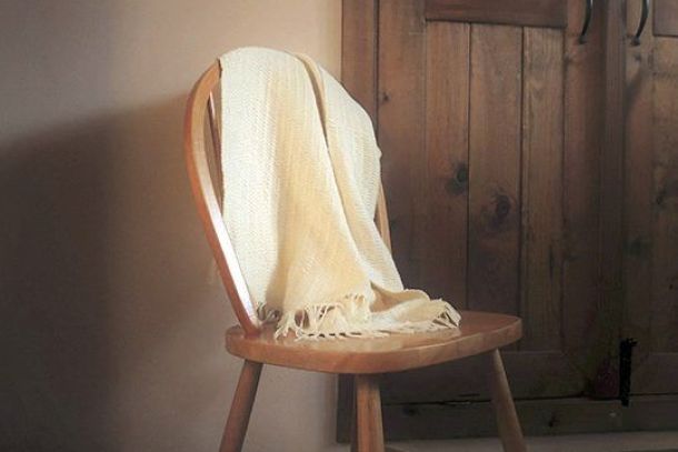 A handwoven throw in milk fibre and merino wool, the material at the centre of this story. Inés Rodriguez Rodriguez in Galicia spins casein from regional milk into a biodegradable fibre; Jessica Tartaglia in Bisaccia weaves natural yarn on a counter-march loom. Both were honoured at the European Textile and Craft Award 2026. Photo: Courtesy of Inés Rodriguez Rodriguez