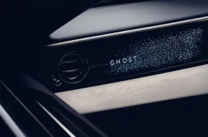 The lit fascia sits between navy leather and white-stained ash, the same pairing that decides the colour of every control in the cabin. Details of this order stay unspoken, and the owner senses the work behind them. | Photo: Rolls-Royce Motor Cars