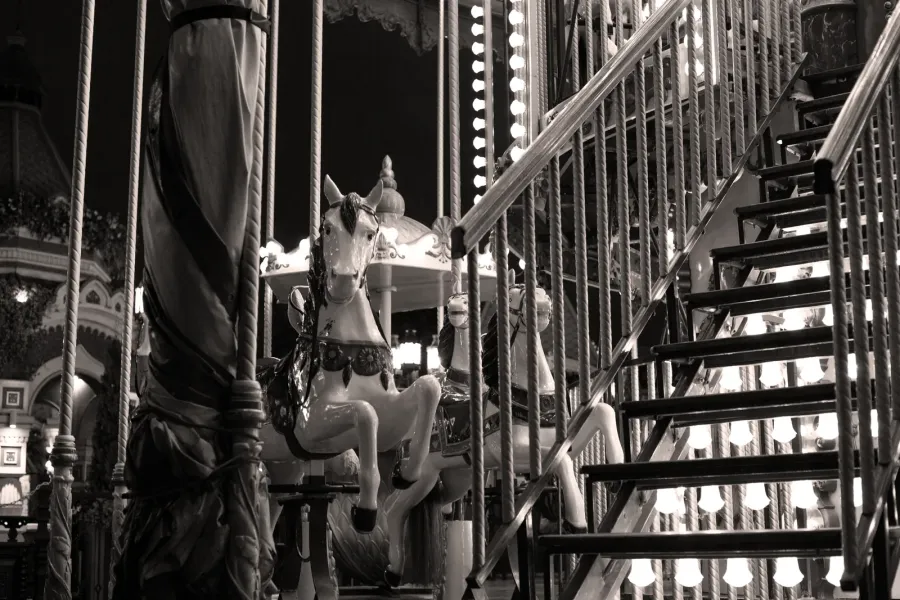 Wealthy buyers hold 47 percent of US personal luxury spending, up from 30 percent in 2019. Hermès grew 17.2 percent in the Americas in the first quarter of 2026 while brands built on aspirational shoppers decelerated sharply. | Photo: magnific.com