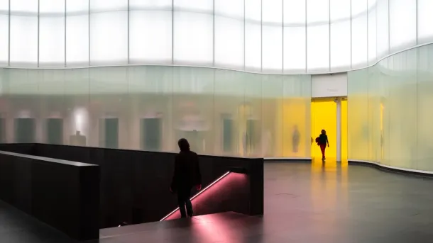 Visitors in a museum. The new AI fortunes in the United States are reshaping who pays for art and craft. Photo: lucabravo / Magnific
